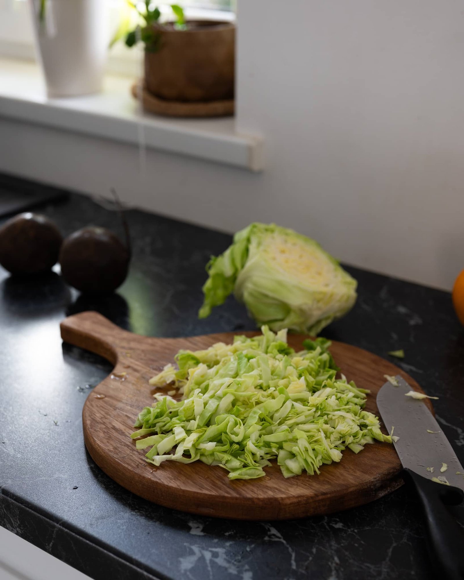 Reikės 1 mažo arba ½ didesnio baltagūžio kopūsto (apie 300–400 g), labai plonai supjaustyto 2–3 vidutinių virtų arba keptų burokėlių (apie 300 g), supjaustytų kubeliais arba šiaudeliais 2 v. š. alyvuogių aliejaus 1–1,5 v. š. balzaminio acto 2 v. š. šviežių citrinos sulčių 2 v. š. šviežių apelsino sulčių (apie ½ apelsino) 1 a. š. medaus (jei mėgsti saldžiau – iki 1 v. š.) 1 mažo česnako skiltelė (nebūtina, bet labai tinka) Druskos ir šviežiai maltų pipirų pagal skonį Žiupsnelio džiovintų žolelių (raudonėlio, baziliko) arba kmynų – jei nori labiau „lietuviško“ skonio