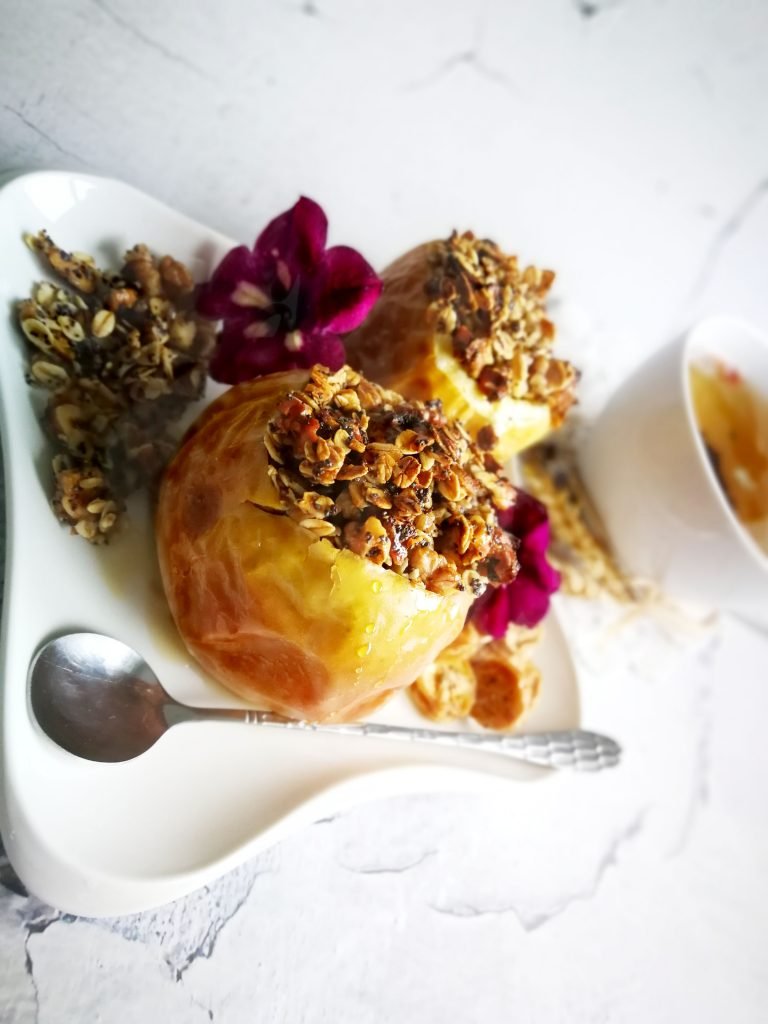 Kepti obuoliai su avižiniais dribsniais