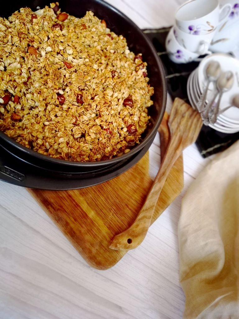 Kepti obuoliai su traškiais avižiniais dribsniais