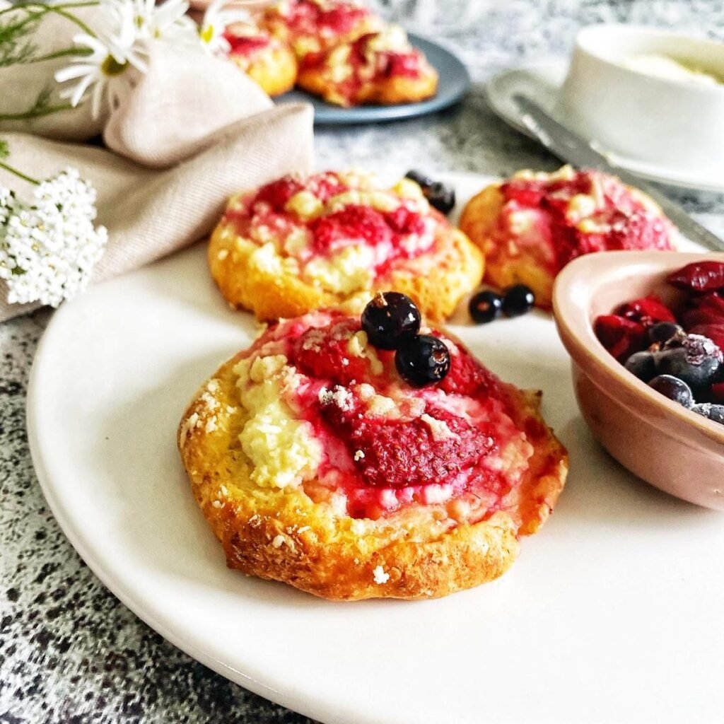 Varškės bandelės su varškės ir braškių įdaru