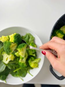 Šiltos brokolių salotos