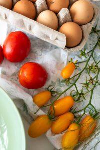 Kiaušinienė su avokadais ir pomidorais