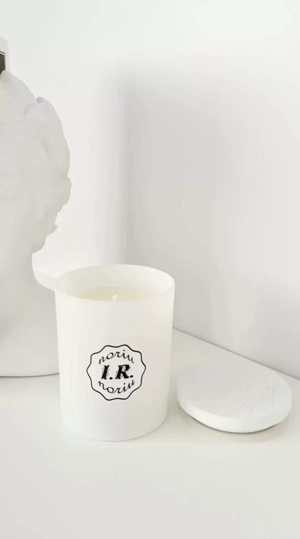 Kvepianti sojų vaško žvakė su dangteliu (balta, matinė)