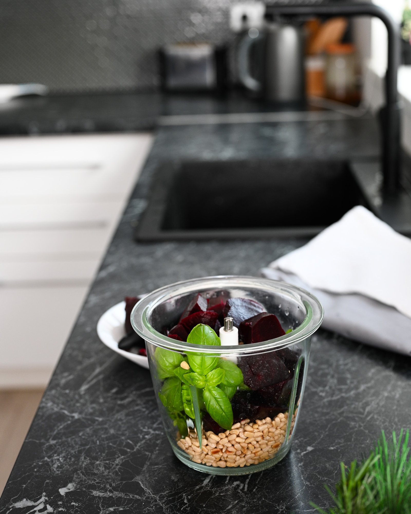 Silkė su burokėlių pesto – spalvingas Kūčių ir Kalėdų stalo patiekalas