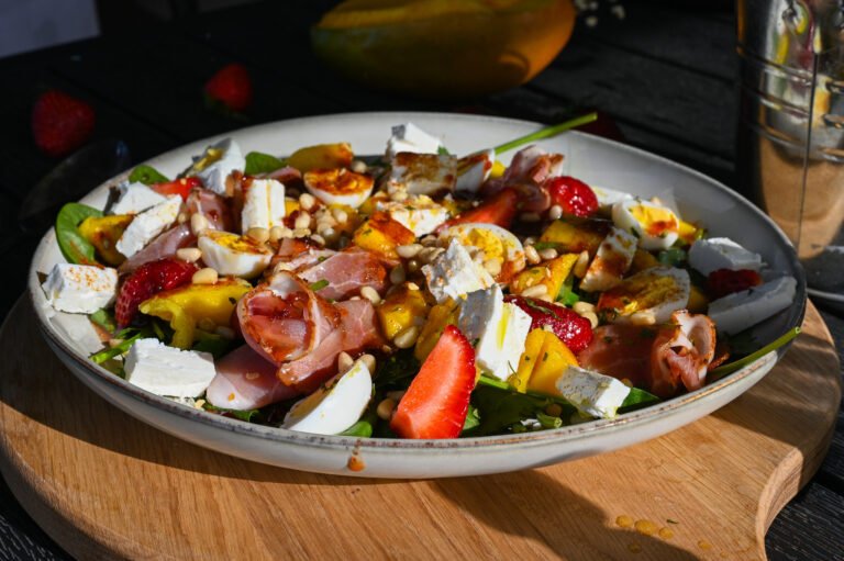 Velykinės salotos su mangais ir vytintu kumpiu