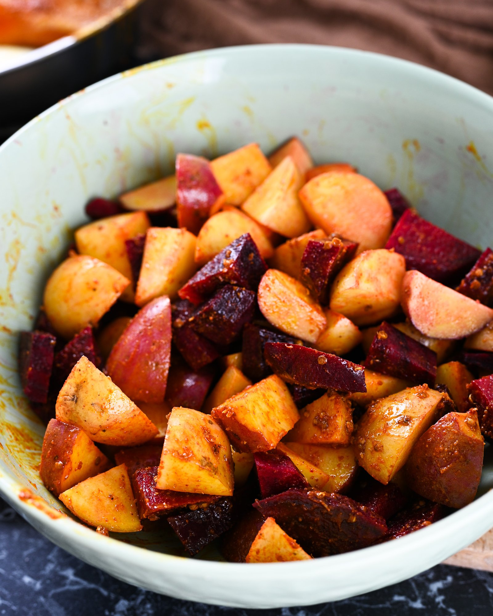 Keptas upėtakis su bulvėmis ir burokėliais – Velykų pietų idėja