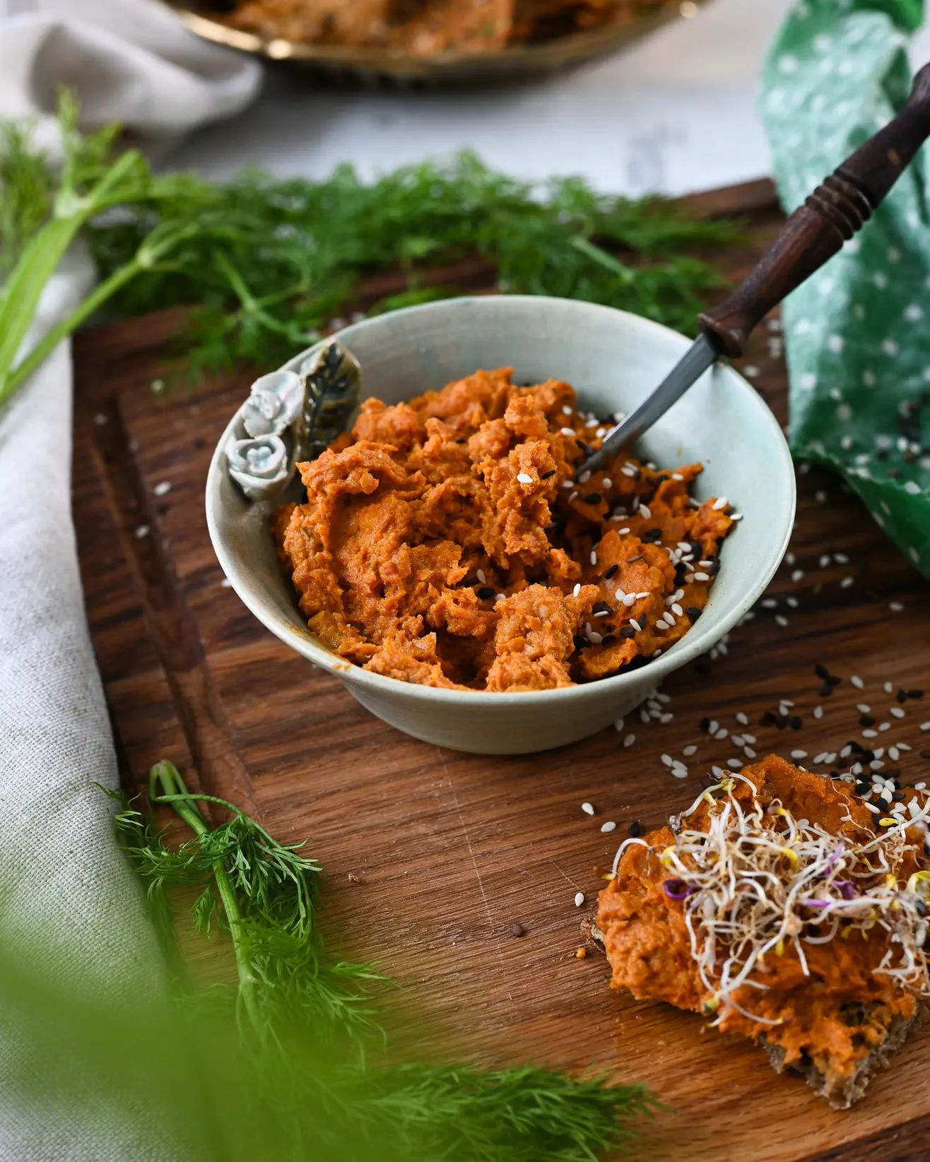 Avinžirnių užtepėlė su saulėje džiovintais pomidorais ir saldžia bulve