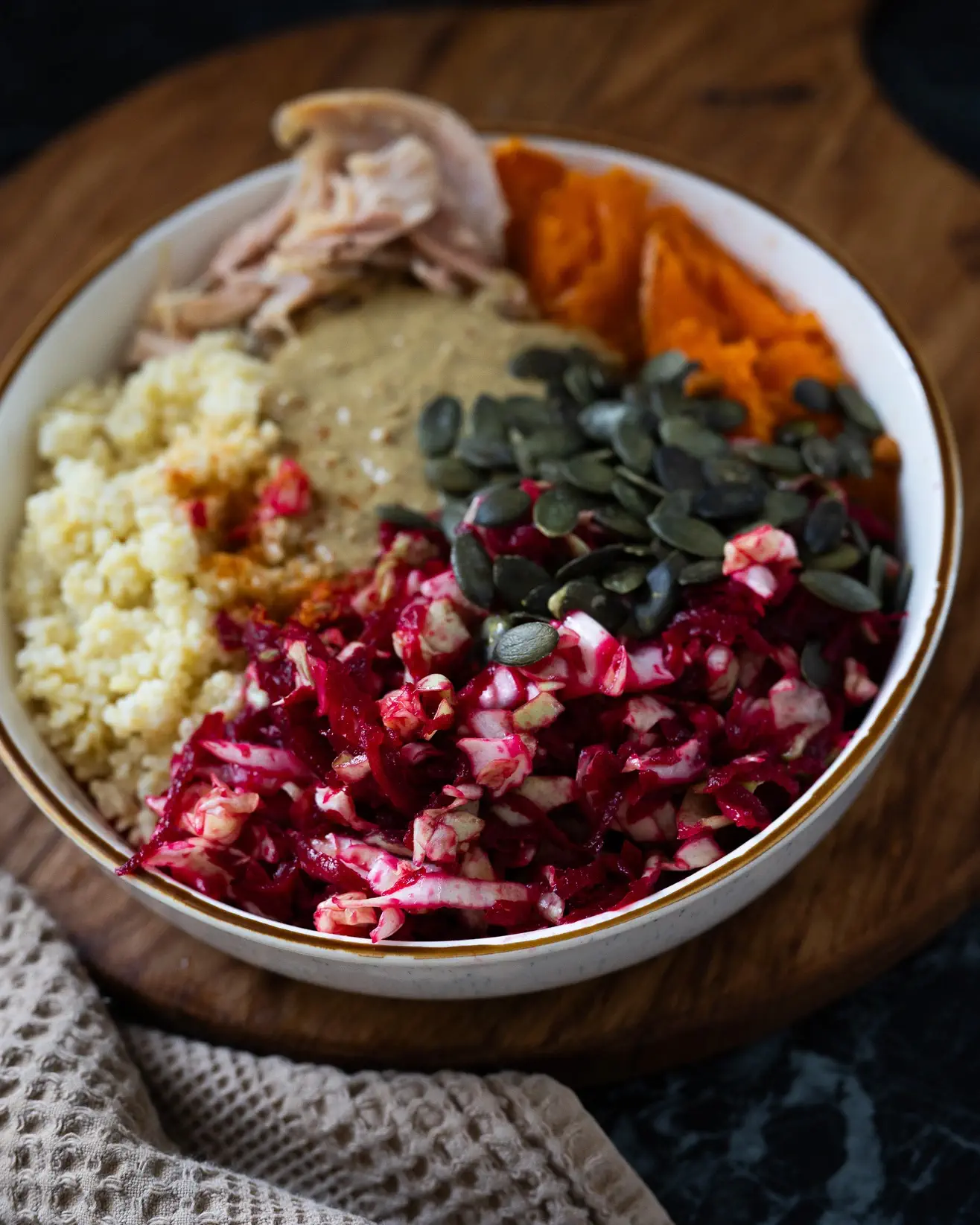 Reikės 1 mažo arba ½ didesnio baltagūžio kopūsto (apie 300–400 g), labai plonai supjaustyto 2–3 vidutinių virtų arba keptų burokėlių (apie 300 g), supjaustytų kubeliais arba šiaudeliais 2 v. š. alyvuogių aliejaus 1–1,5 v. š. balzaminio acto 2 v. š. šviežių citrinos sulčių 2 v. š. šviežių apelsino sulčių (apie ½ apelsino) 1 a. š. medaus (jei mėgsti saldžiau – iki 1 v. š.) 1 mažo česnako skiltelė (nebūtina, bet labai tinka) Druskos ir šviežiai maltų pipirų pagal skonį Žiupsnelio džiovintų žolelių (raudonėlio, baziliko) arba kmynų – jei nori labiau „lietuviško“ skonio