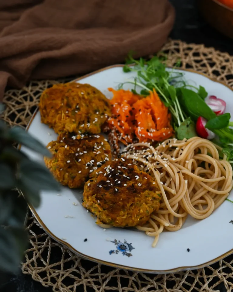 Avinžirnių kotletai su cukinija ir saulėje džiovintais pomidorais