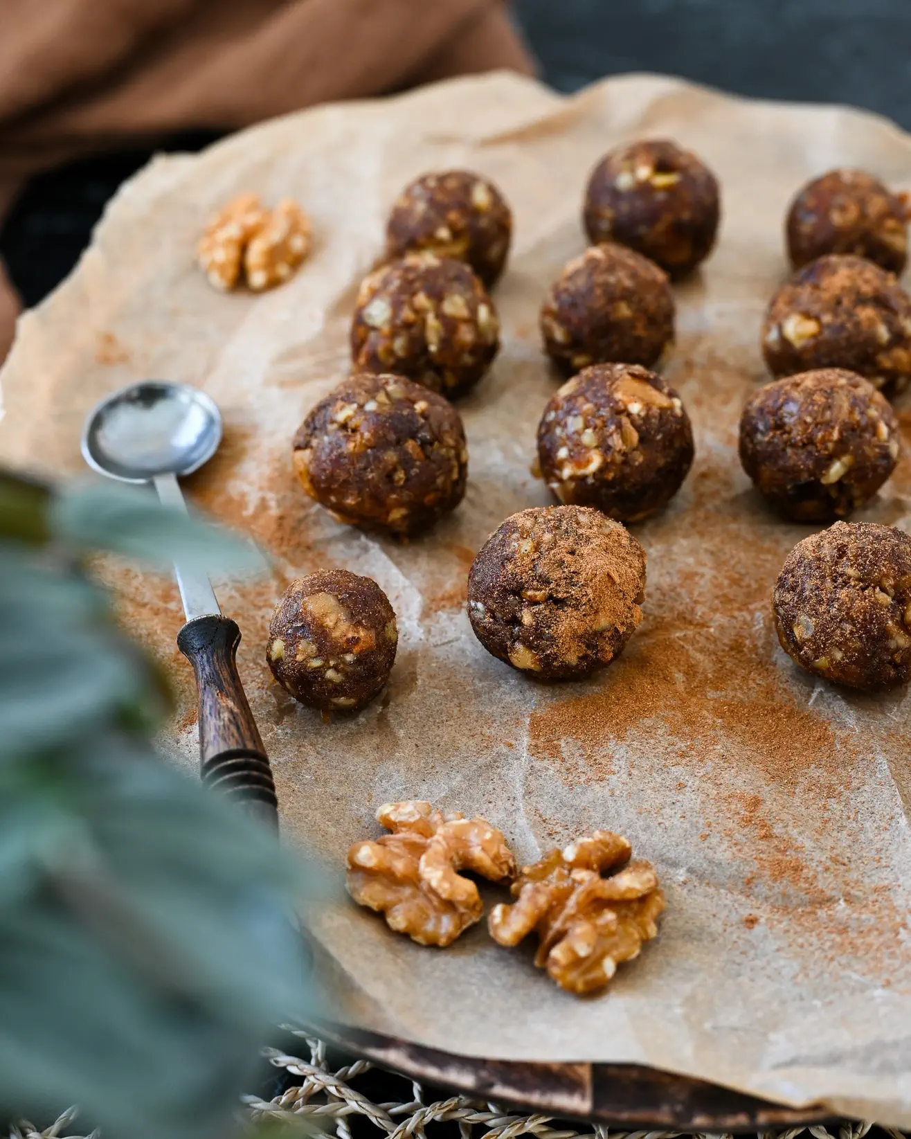 Energetiniai datulių rutuliukai su graikiniais riešutais