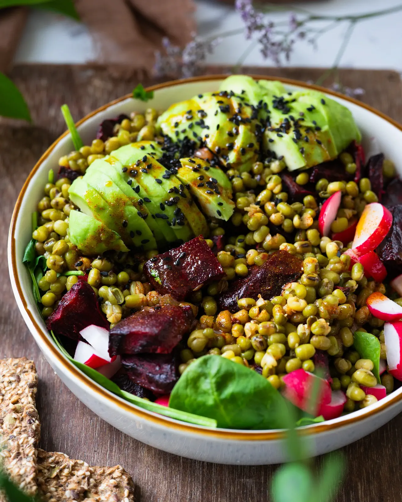 Šiltos salotos su burokėliais, spindulinėmis pupelėmis ir ridikėliais