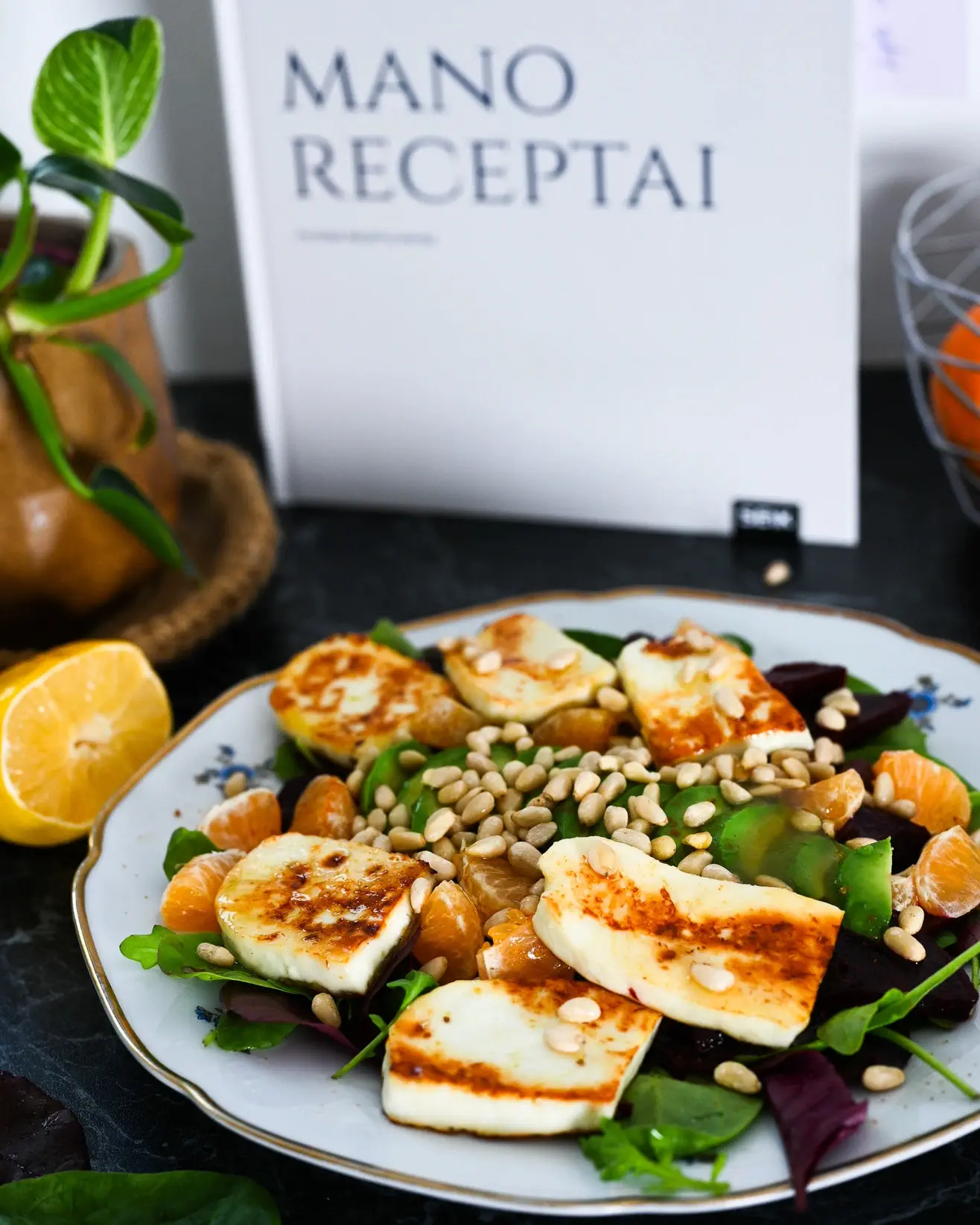 Maistingos burokėlių salotos su mandarinais ir keptu varškės sūriu