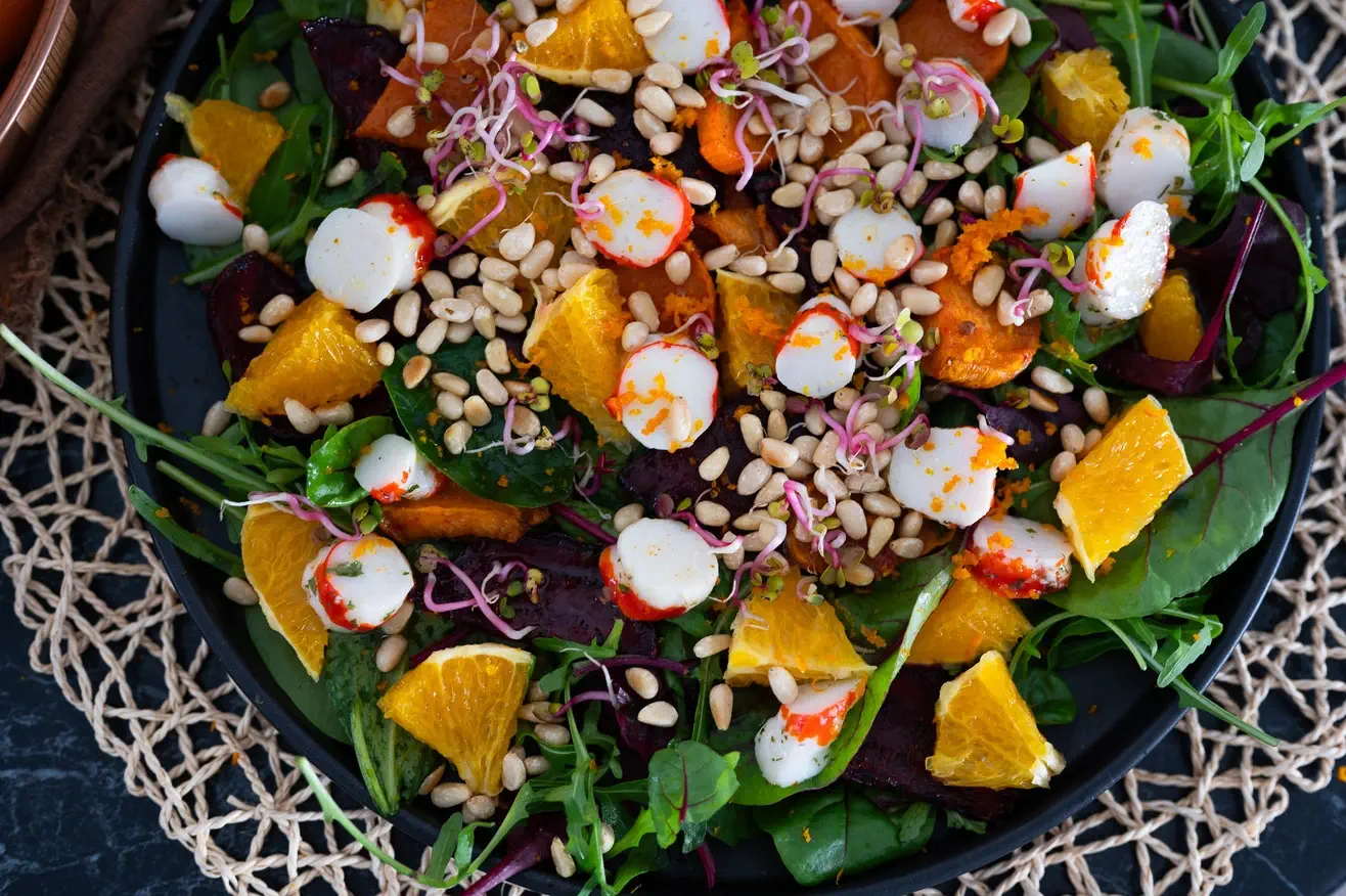 Salotos su krevetėmis, apelsinais ir keptomis daržovėmis