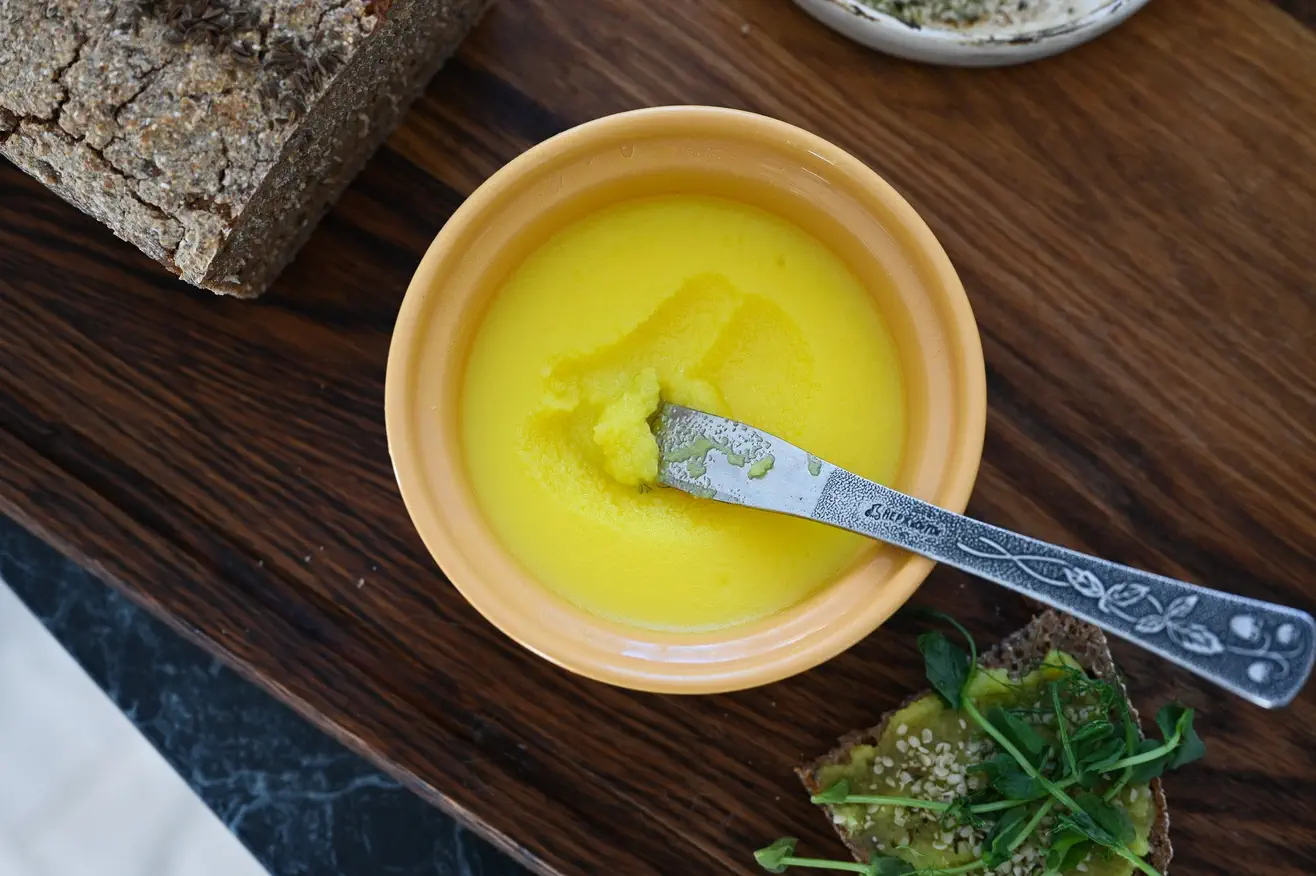 Ghee sviestas: kodėl šis skystas auksas yra nepakeičiamas šiuolaikinėje mityboje ir ajurvedoje?