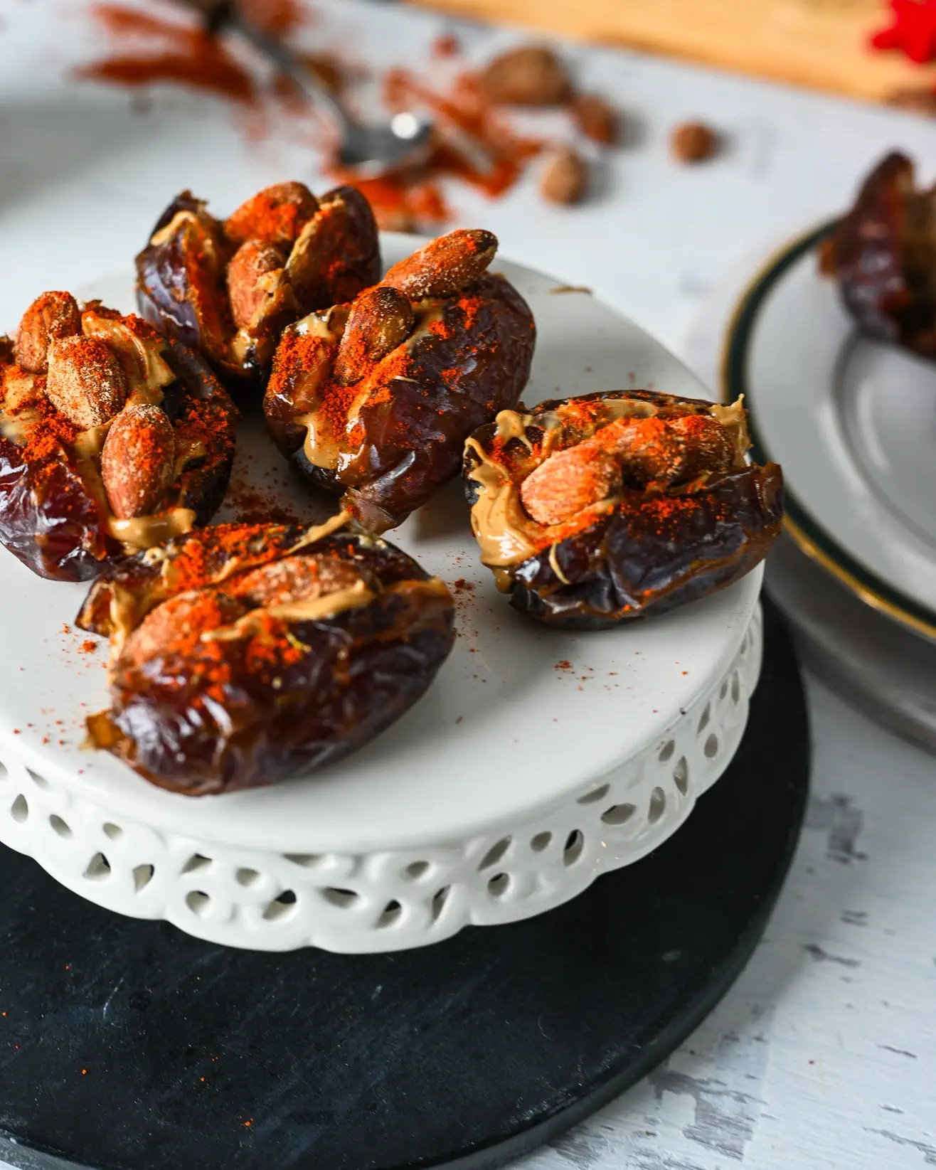 Ingredientai Didelės, sultingos Medjool (Majdool) datulės Rūkyti skrudinti migdolai Sūdytas karamelinis anakardžių kremas su baltymais Rūkytos paprikos milteliai Gaminimas Datules prapjaukite išilgai ir išimkite kauliukus. Į vidų įspauskite / įtepkite riešutų kremo (tiek, kad datulė būtų dosniai „įdaryta“). Ant viršaus uždėkite kelis rūkytus migdolus. Pabarstykite rūkytos paprikos milteliais. Dėkite į lėkštę ir patiekite iškart arba laikykite šaldytuve iki svečių atvykimo.