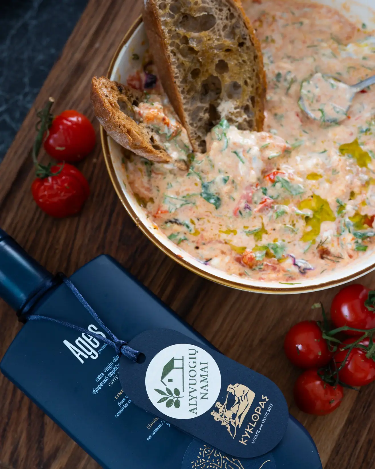 Jogurto ir mocarelos užtepėlė su žolelėmis, keptais pomidoriukais ir traškia čiabata