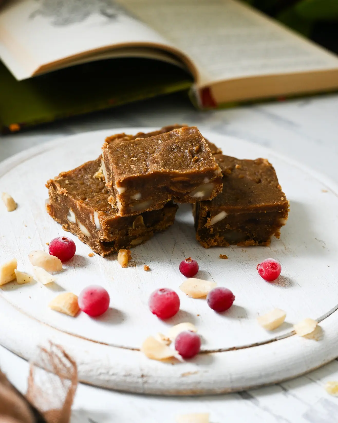 Ajurvedinis avinžirnių desertas su ghee, riešutais ir prieskoniais