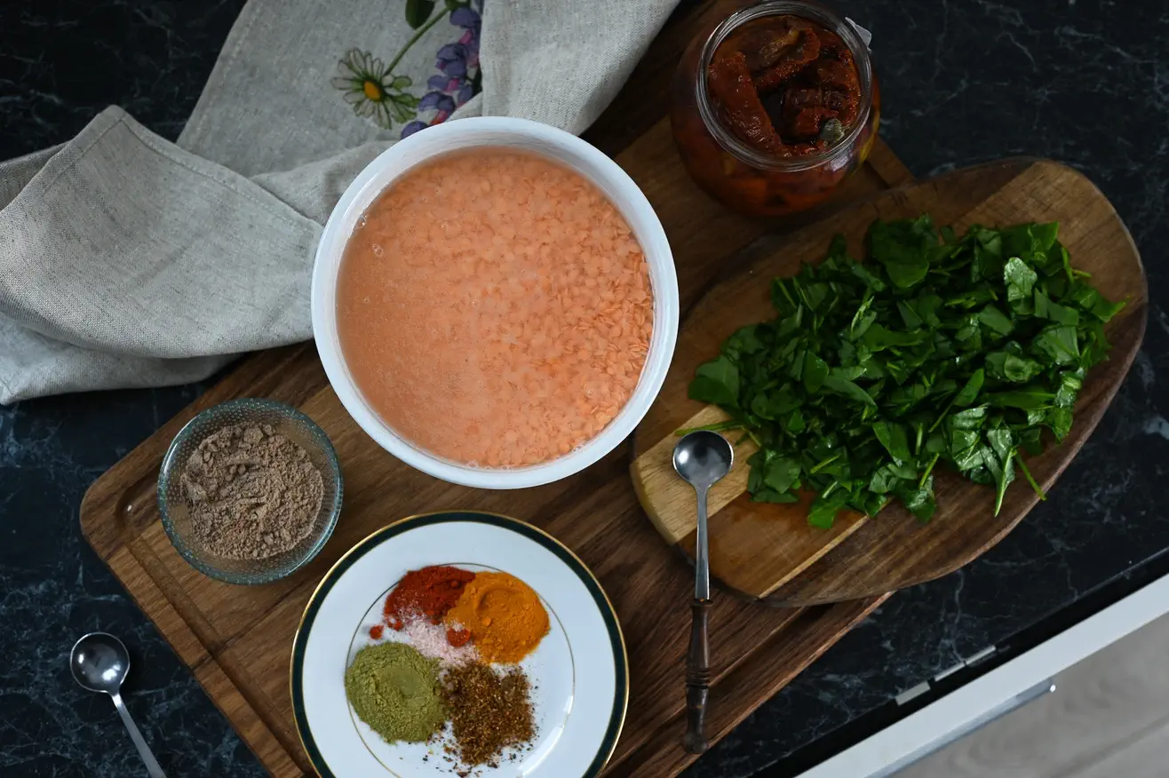 lęšių lietiniai su saulėje džiovintais pomidorais