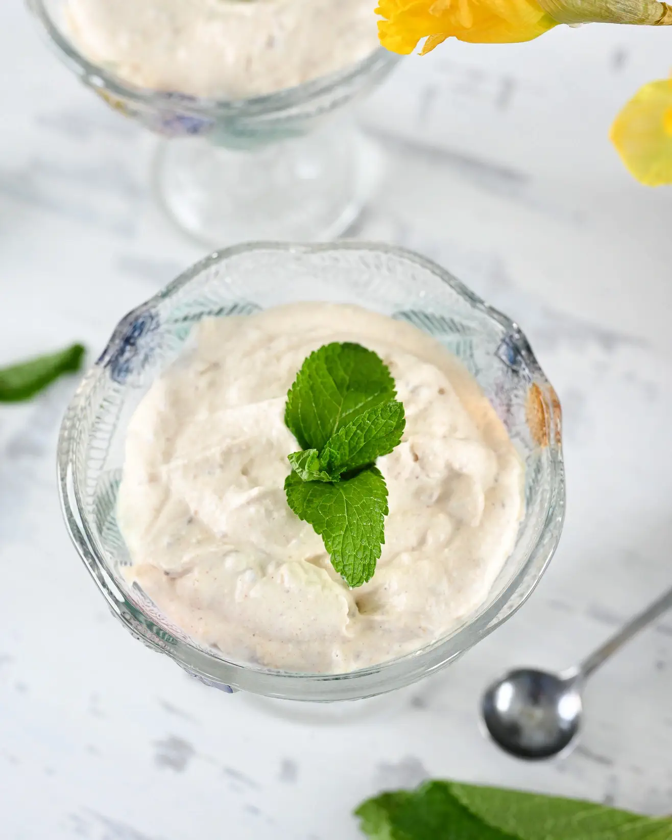 Kreminės varškės desertas su džiovintais vaisiais ir ajurvediniais prieskoniais