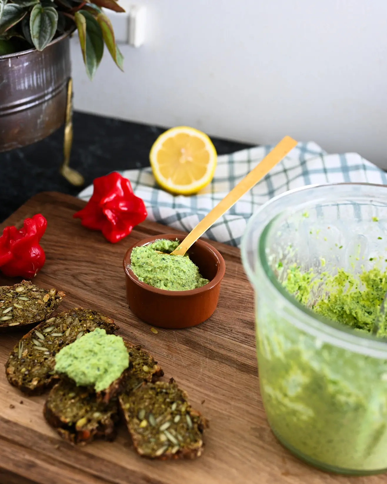 Varškės pesto, baltymingi pusryčiai