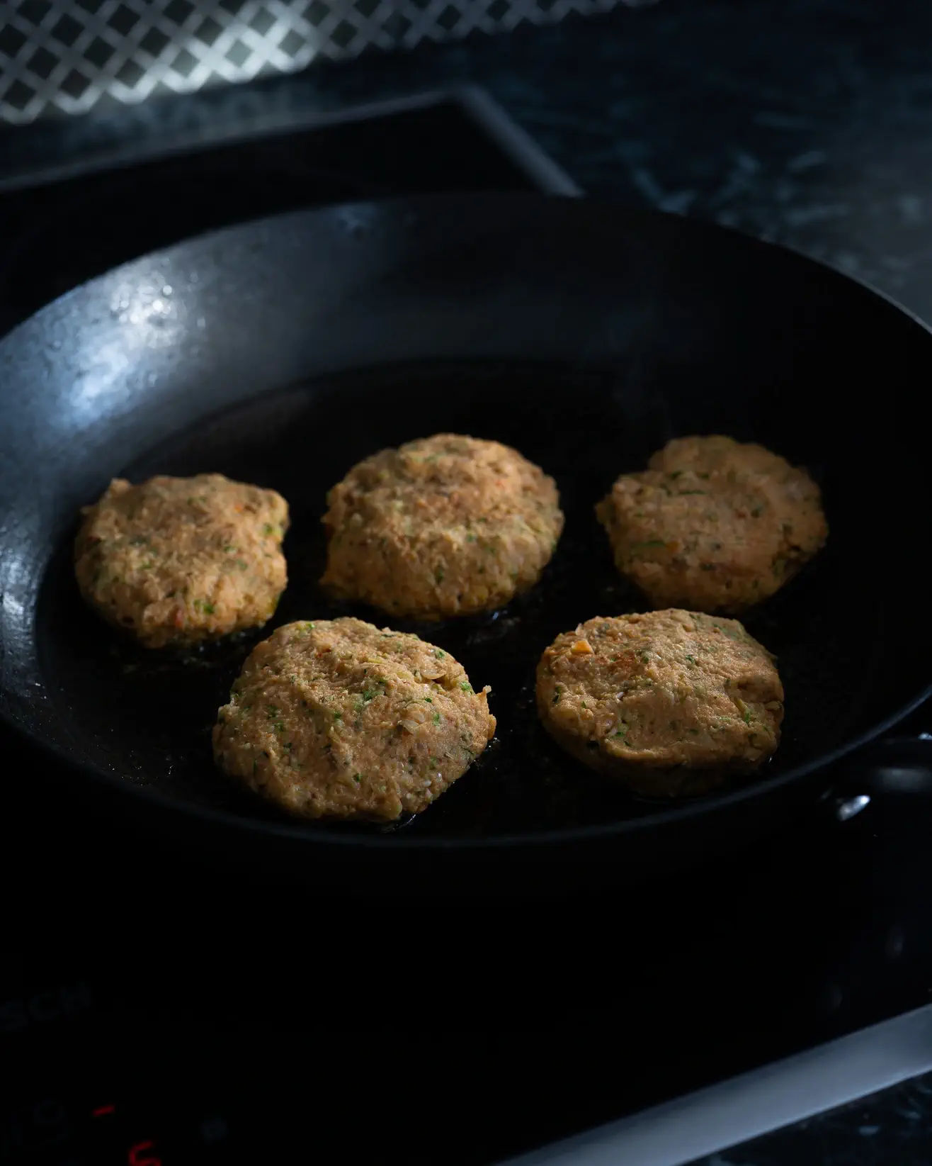 Avinžirnių kotletai su cukinija ir saulėje džiovintais pomidorais