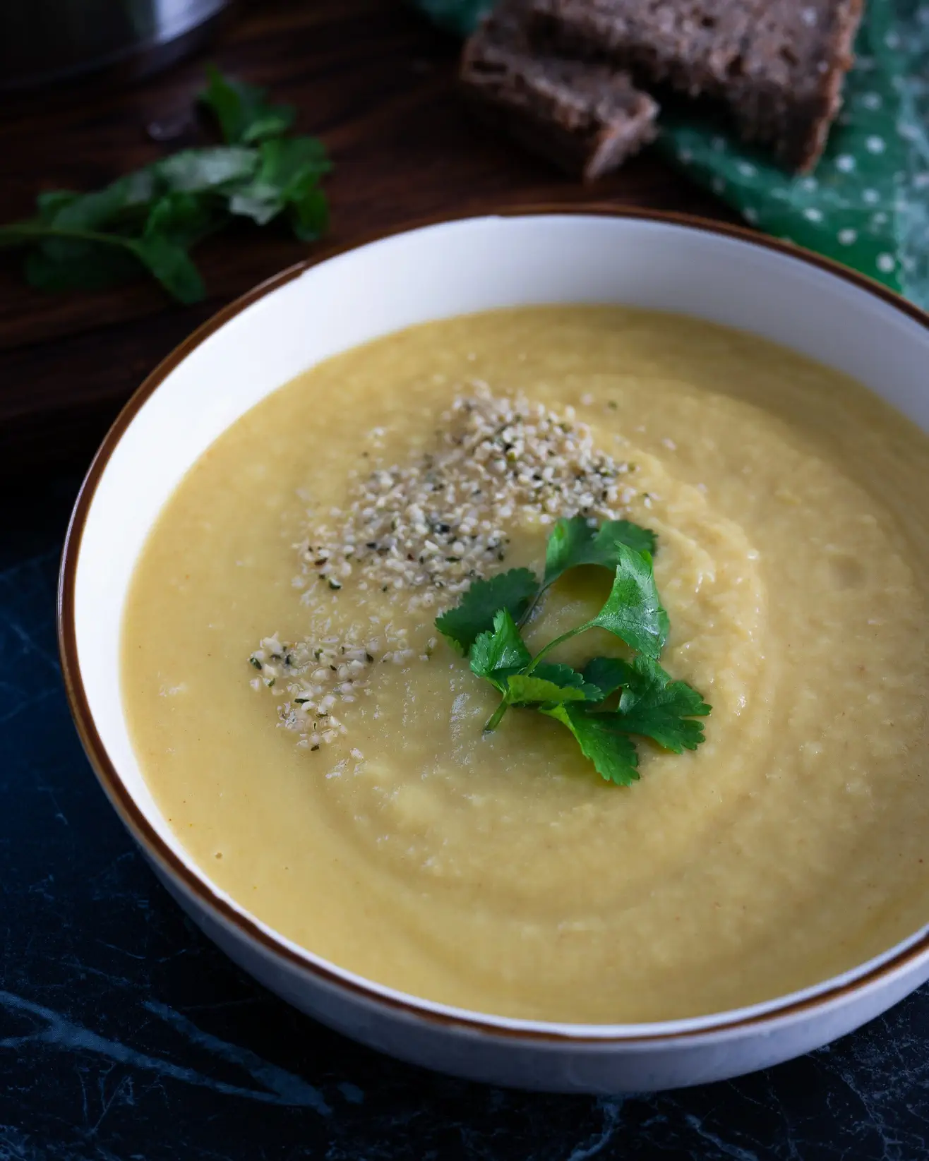 Salierų šaknų trinta sriuba su kokosų pienu ir obuoliu