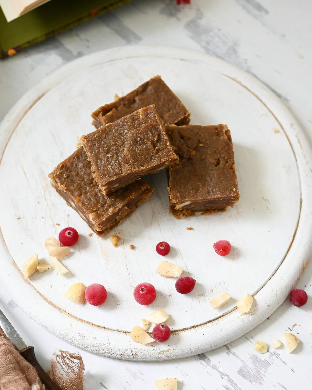 Ajurvedinis avinžirnių desertas su ghee, riešutais ir prieskoniais