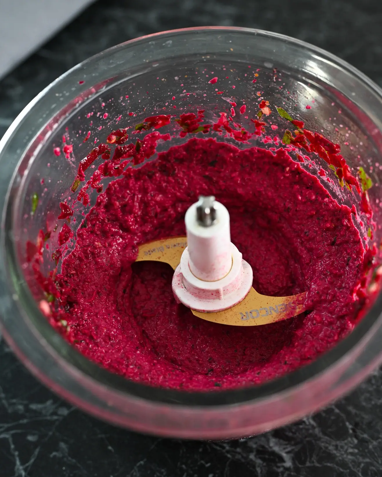 Silkė su burokėlių pesto – spalvingas Kūčių ir Kalėdų stalo patiekalas