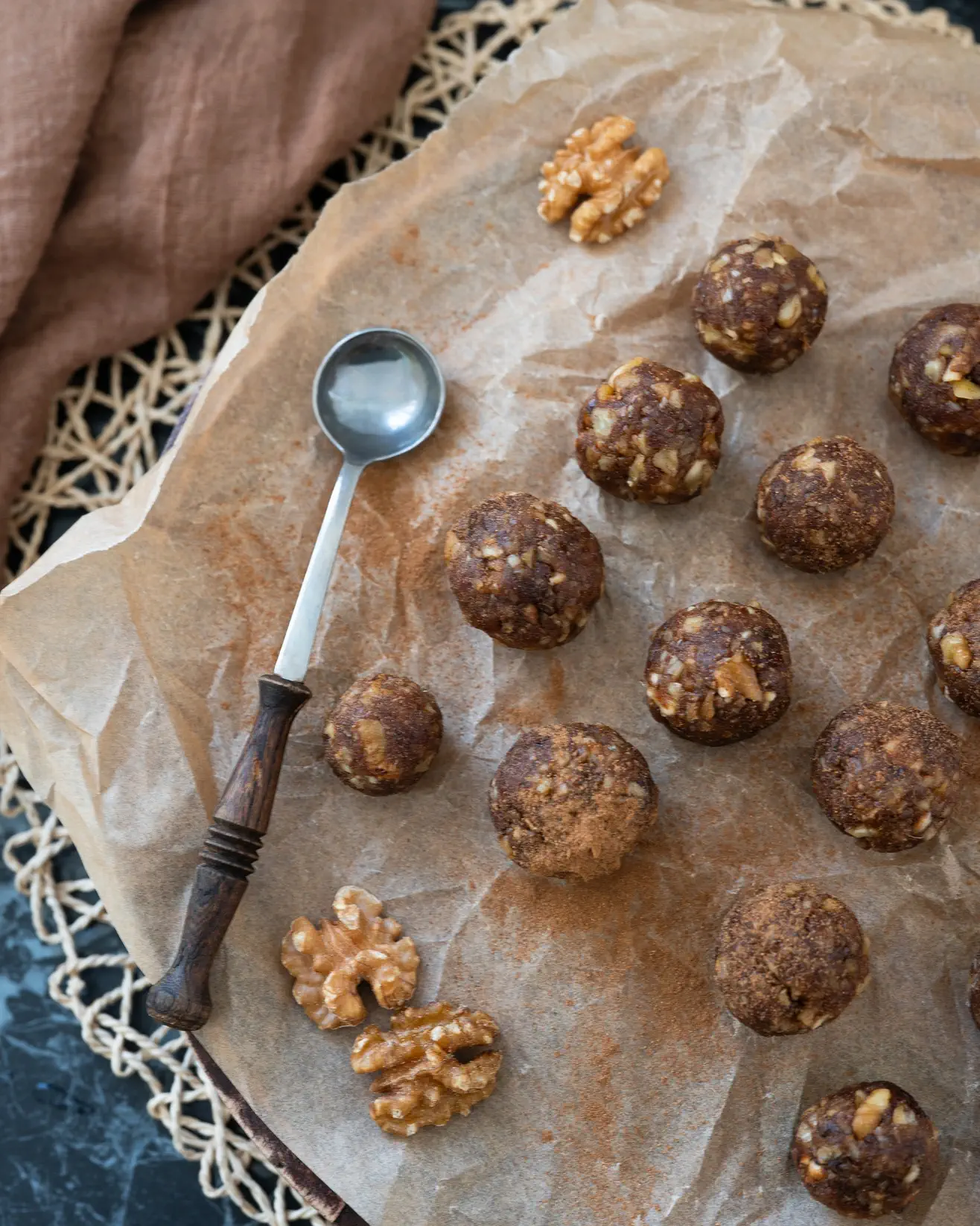 Energetiniai datulių rutuliukai su graikiniais riešutais