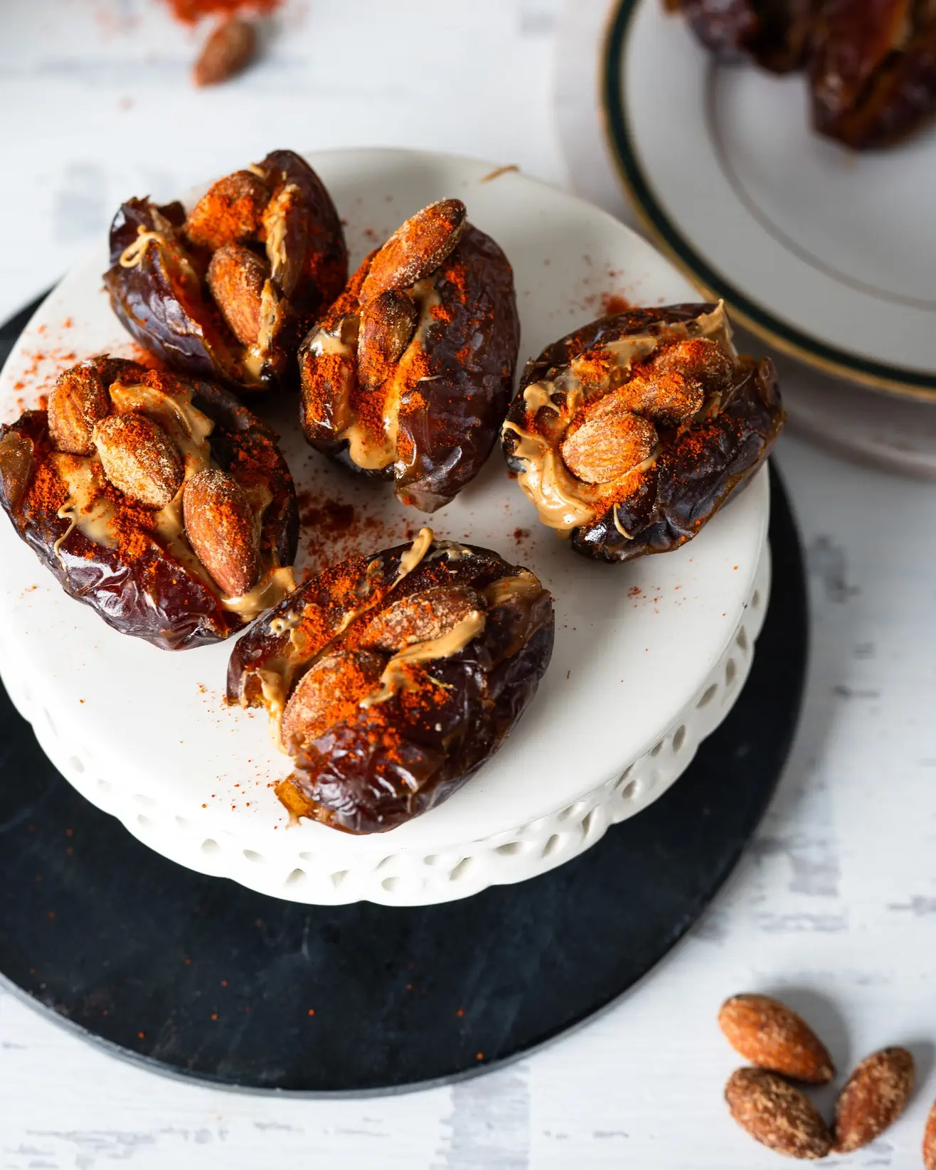 Pikantiškos įdarytos datulės su rūkytais migdolais ir sūdytu karameliniu riešutų kremu