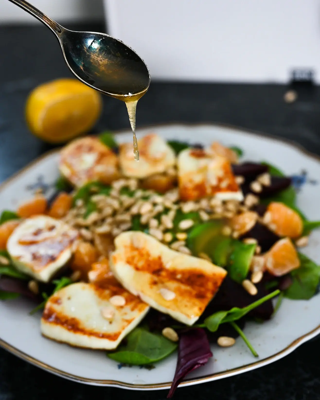 Maistingos burokėlių salotos su mandarinais ir keptu varškės sūriu