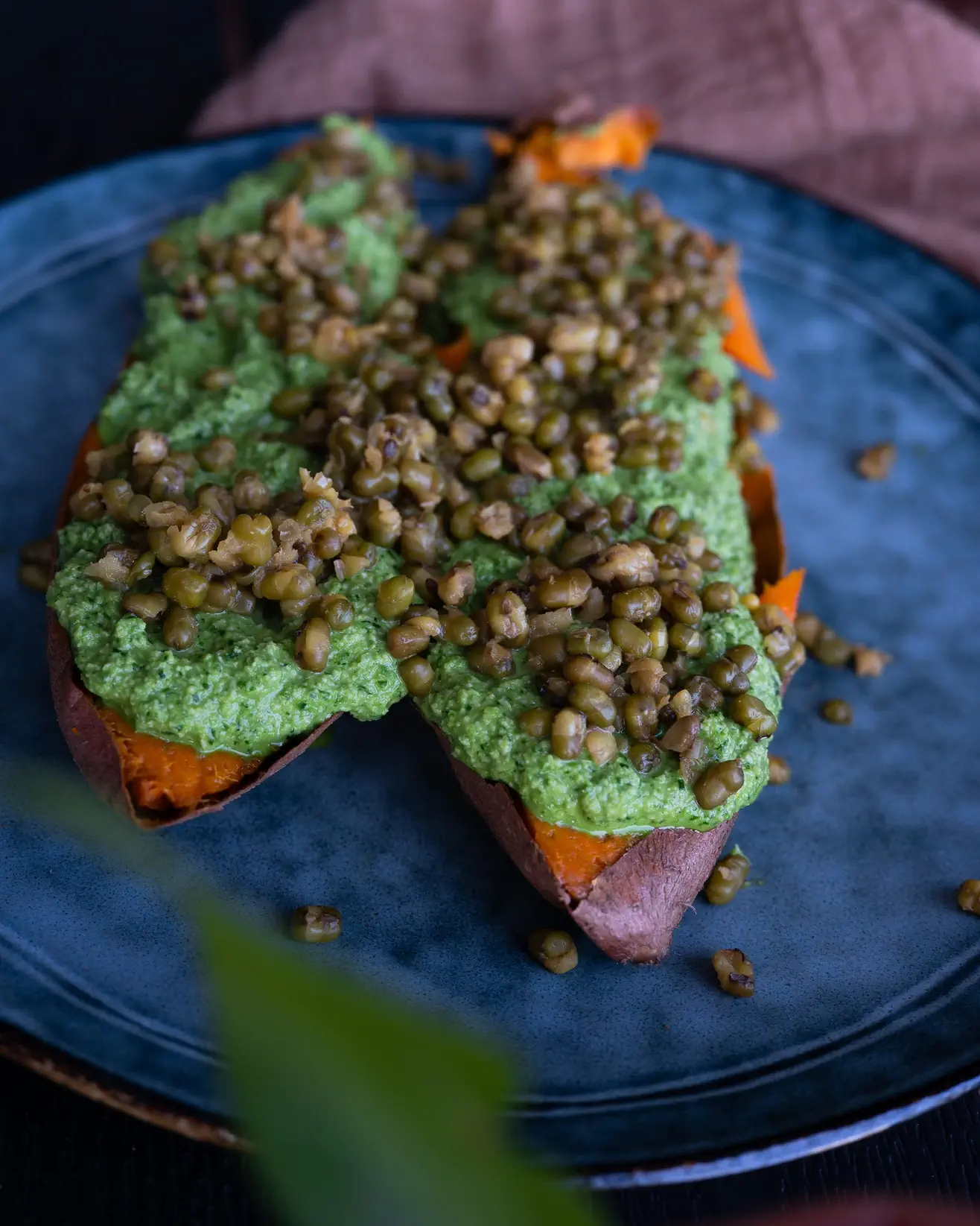 Kepta saldi bulvė su mung pupelėmis ir anakardžių padažu – sotūs ir subalansuoti pietūs