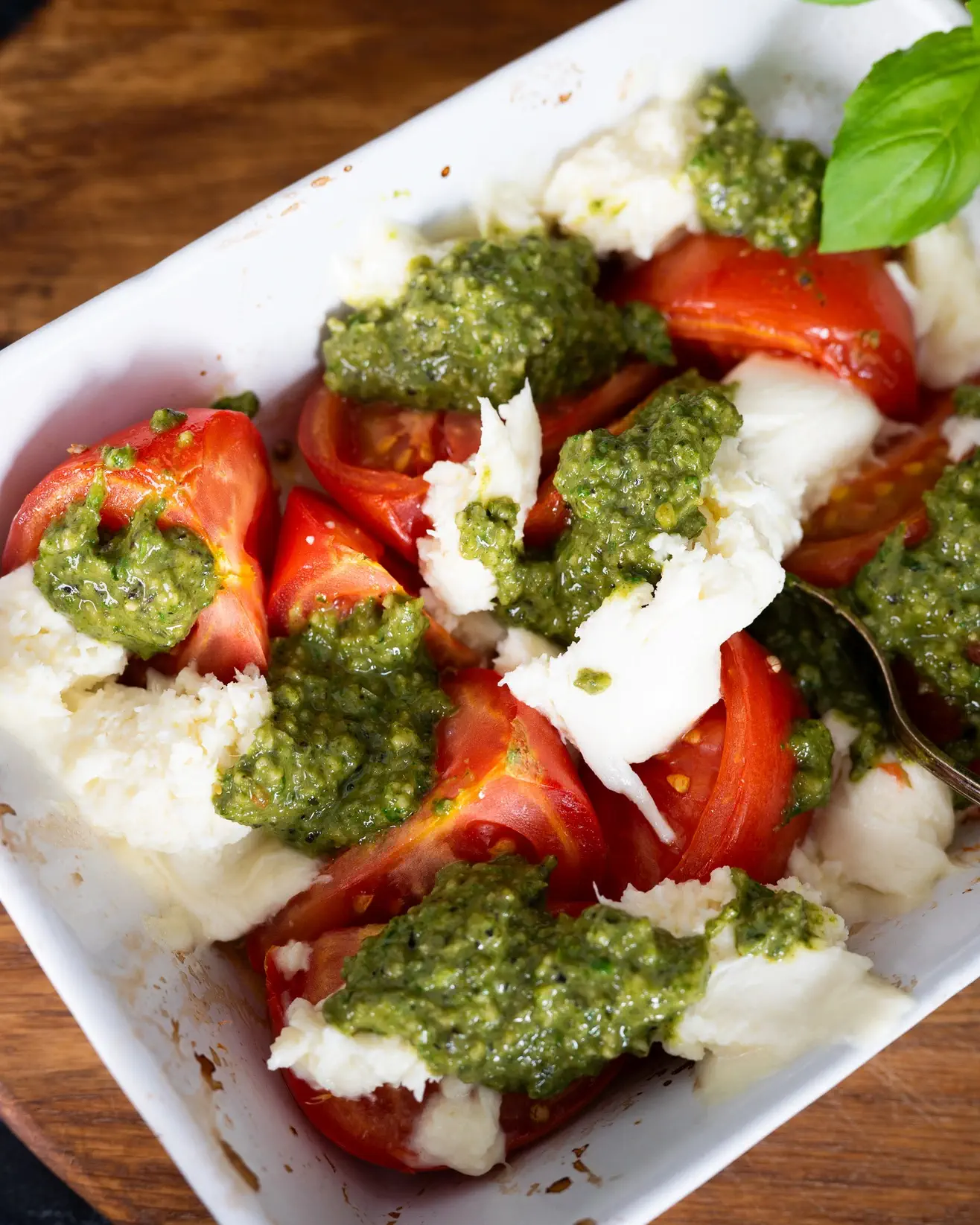 Kepti pomidorai su mocarela ir moliūgų sėklų pesto – vasaros skonis su ajurvediniu prieskoniu
