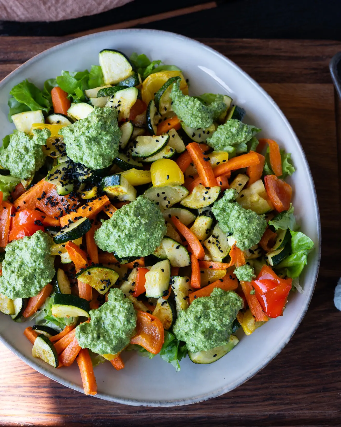 Šiltos salotos su keptomis daržovėmis