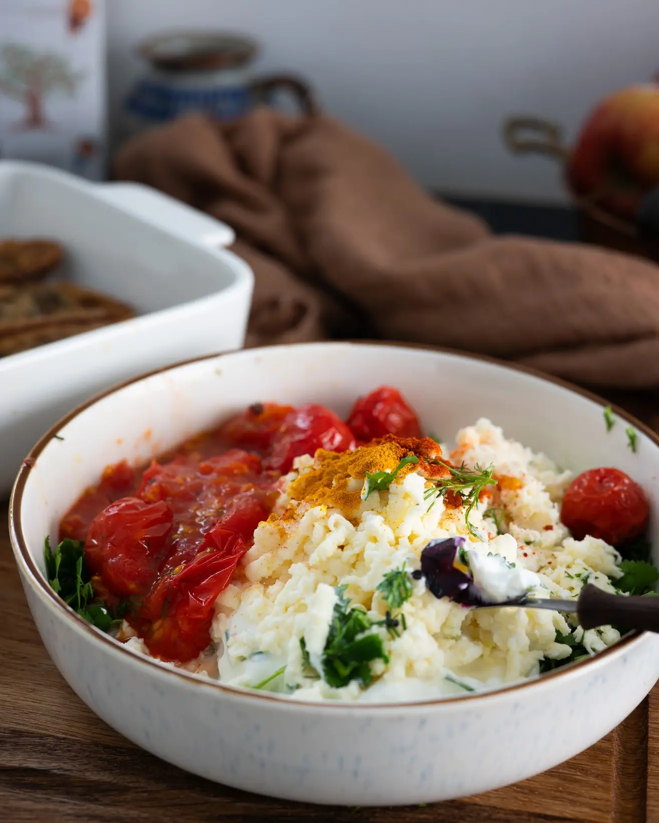 Jogurto ir mocarelos užtepėlė su žolelėmis, keptais pomidoriukais ir traškia čiabata