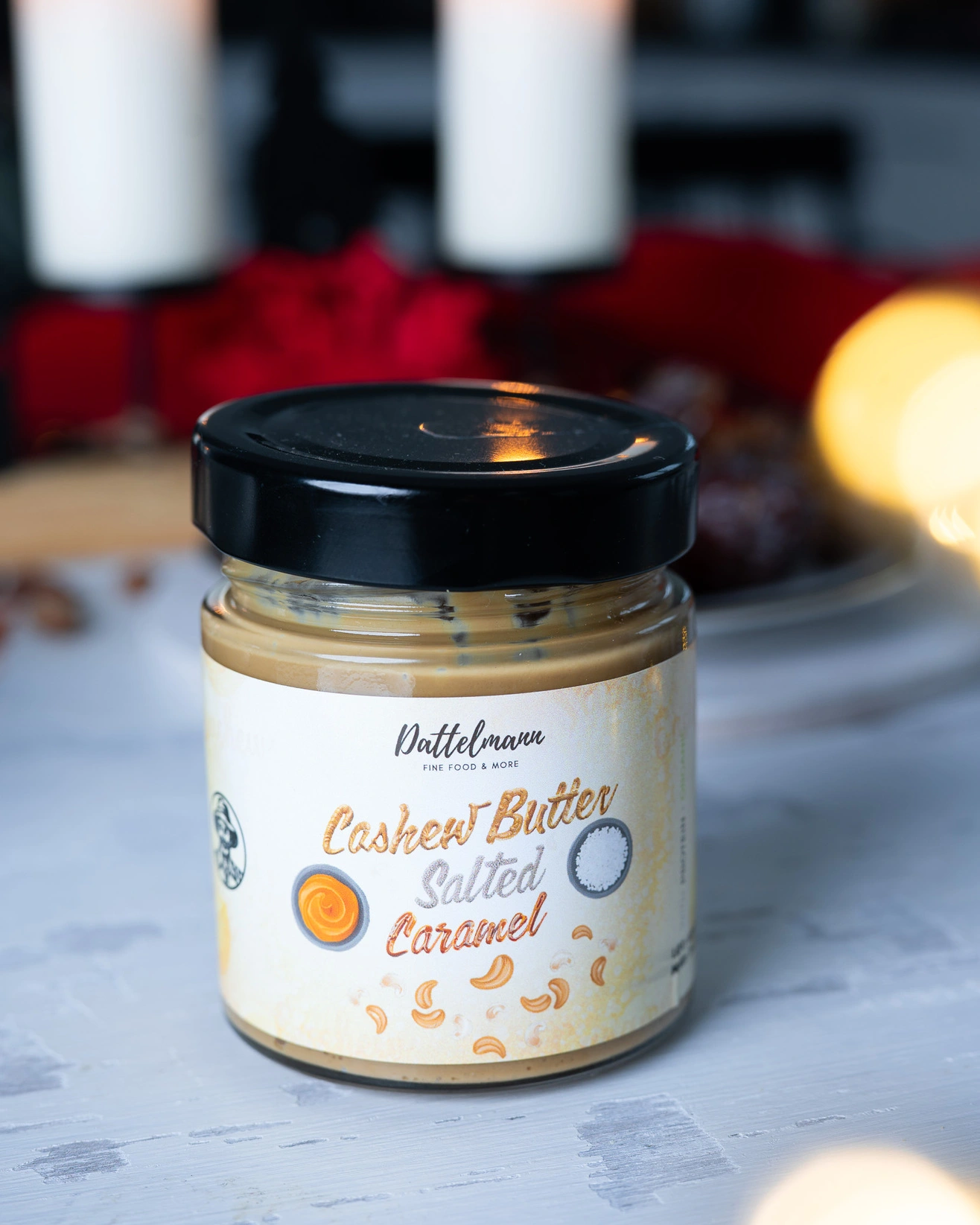 Pikantiškos įdarytos datulės su rūkytais migdolais ir sūdytu karameliniu riešutų kremu