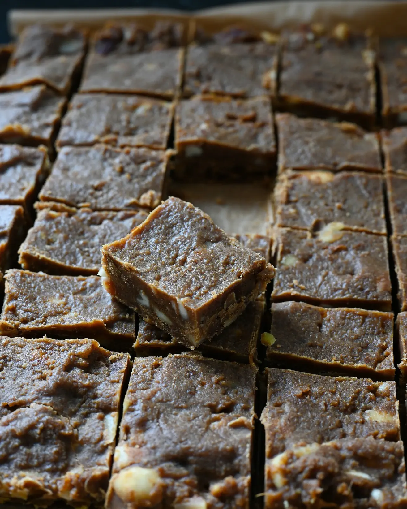 Ajurvedinis avinžirnių desertas su ghee, riešutais ir prieskoniais