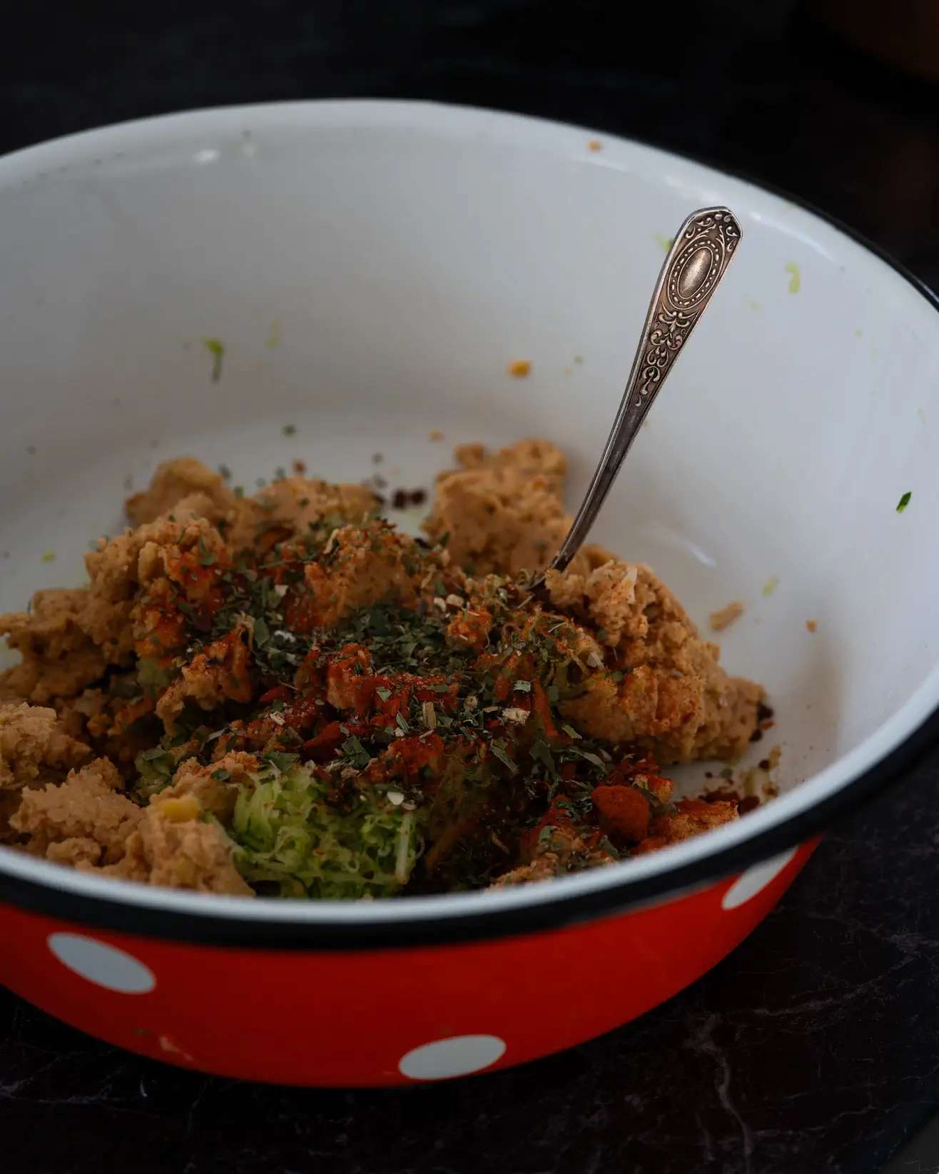 Avinžirnių kotletai su cukinija ir saulėje džiovintais pomidorais