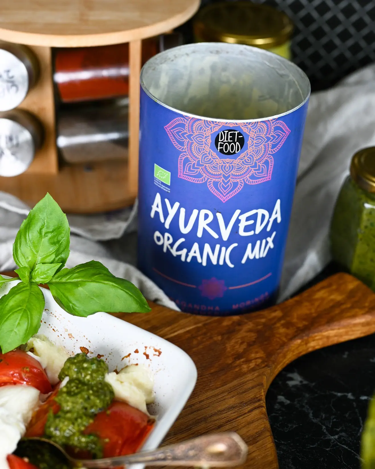 Kepti pomidorai su mocarela ir moliūgų sėklų pesto – vasaros skonis su ajurvediniu prieskoniu
