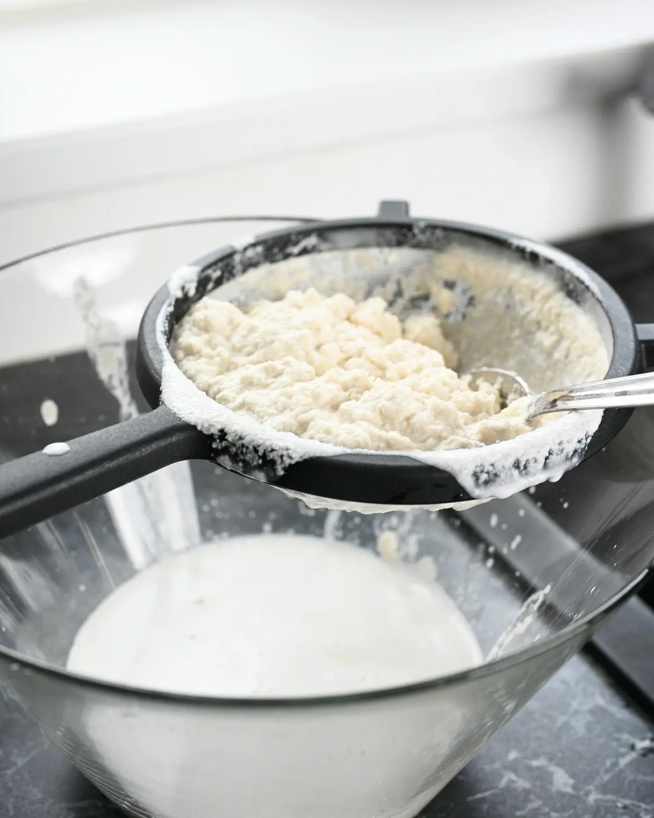 Naminis migdolų pienas ir minkšti sausainukai iš likusios migdolų masės