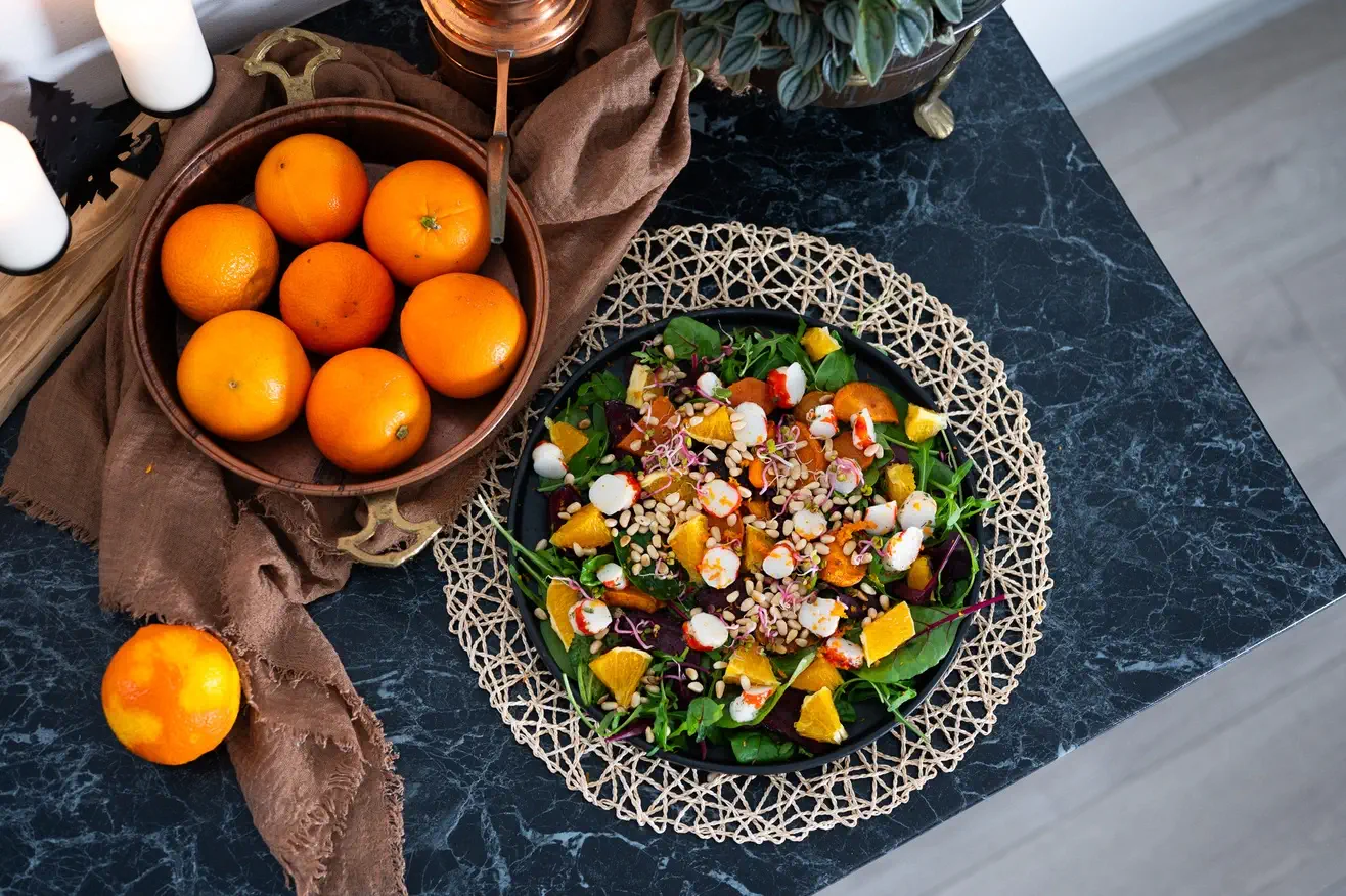 Salotos su krevetėmis, apelsinais ir keptomis daržovėmis