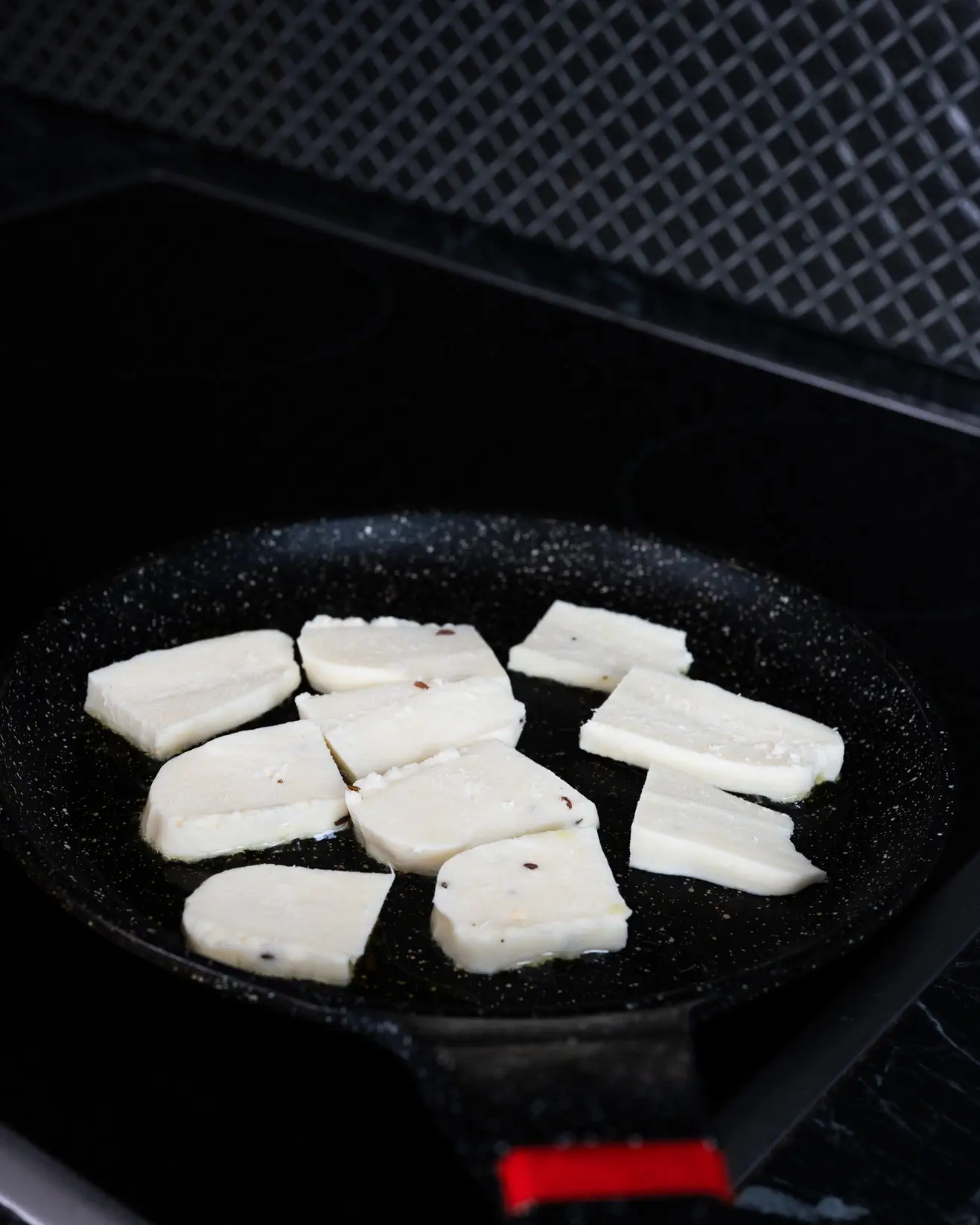 Maistingos burokėlių salotos su mandarinais ir keptu varškės sūriu