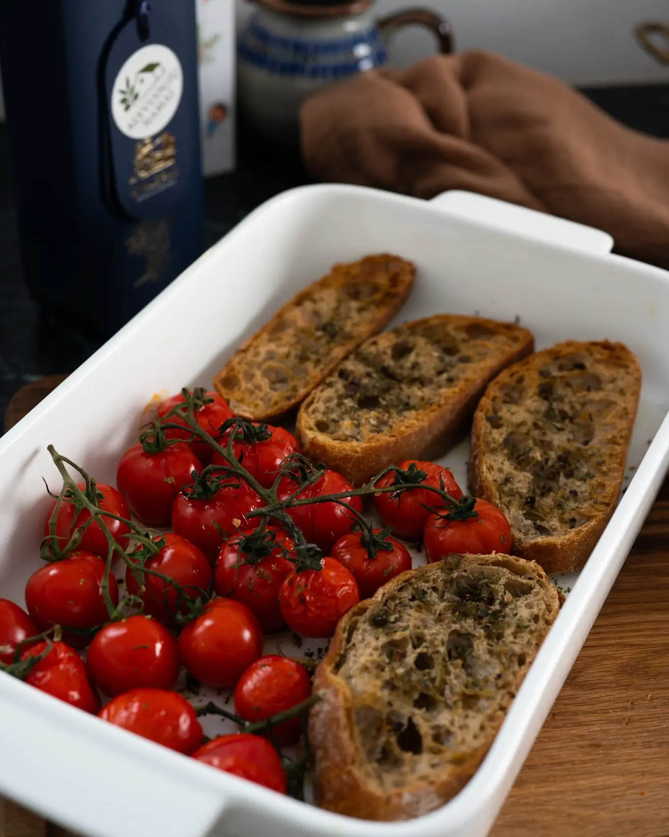 Jogurto ir mocarelos užtepėlė su žolelėmis, keptais pomidoriukais ir traškia čiabata