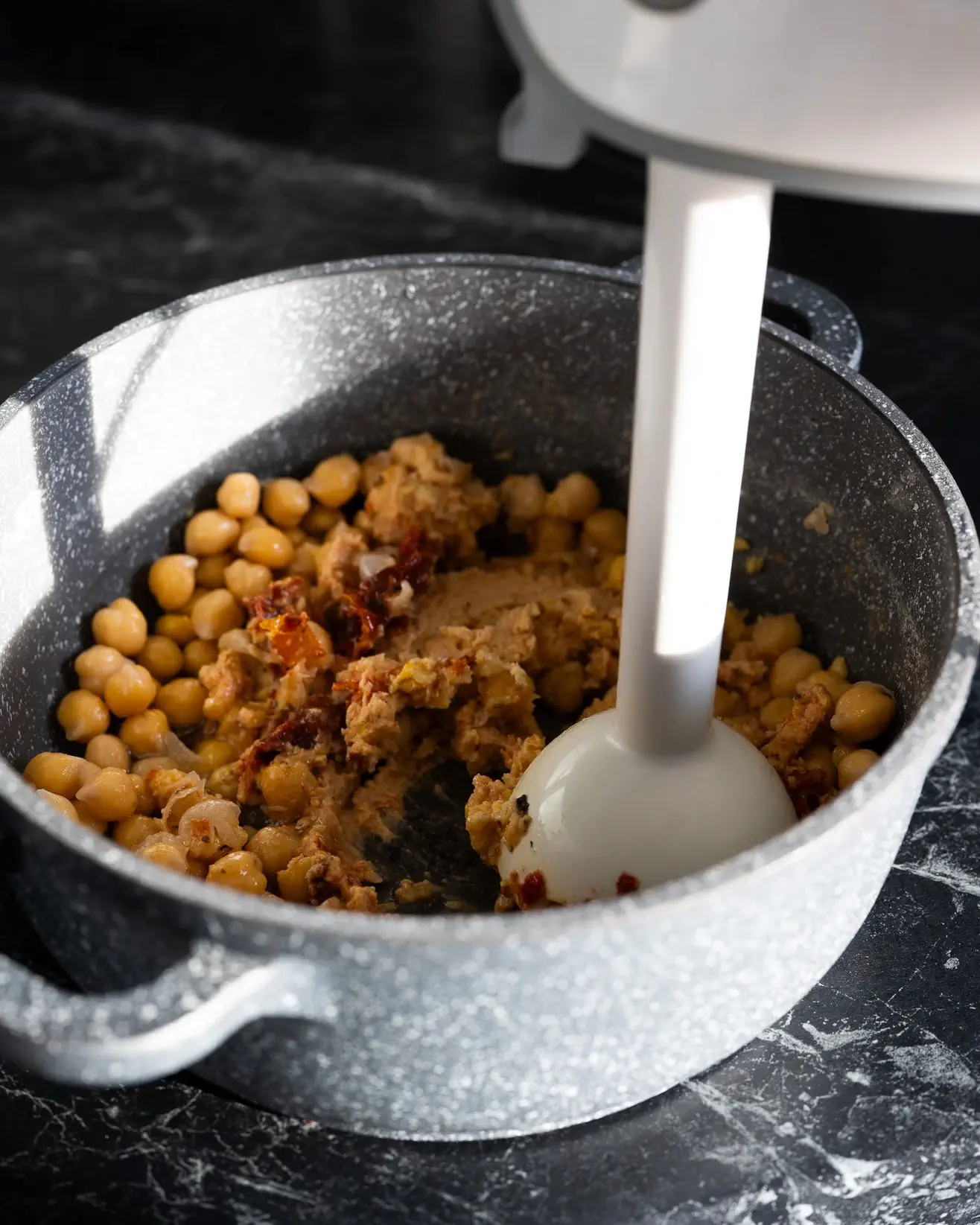 Avinžirnių kotletai su cukinija ir saulėje džiovintais pomidorais