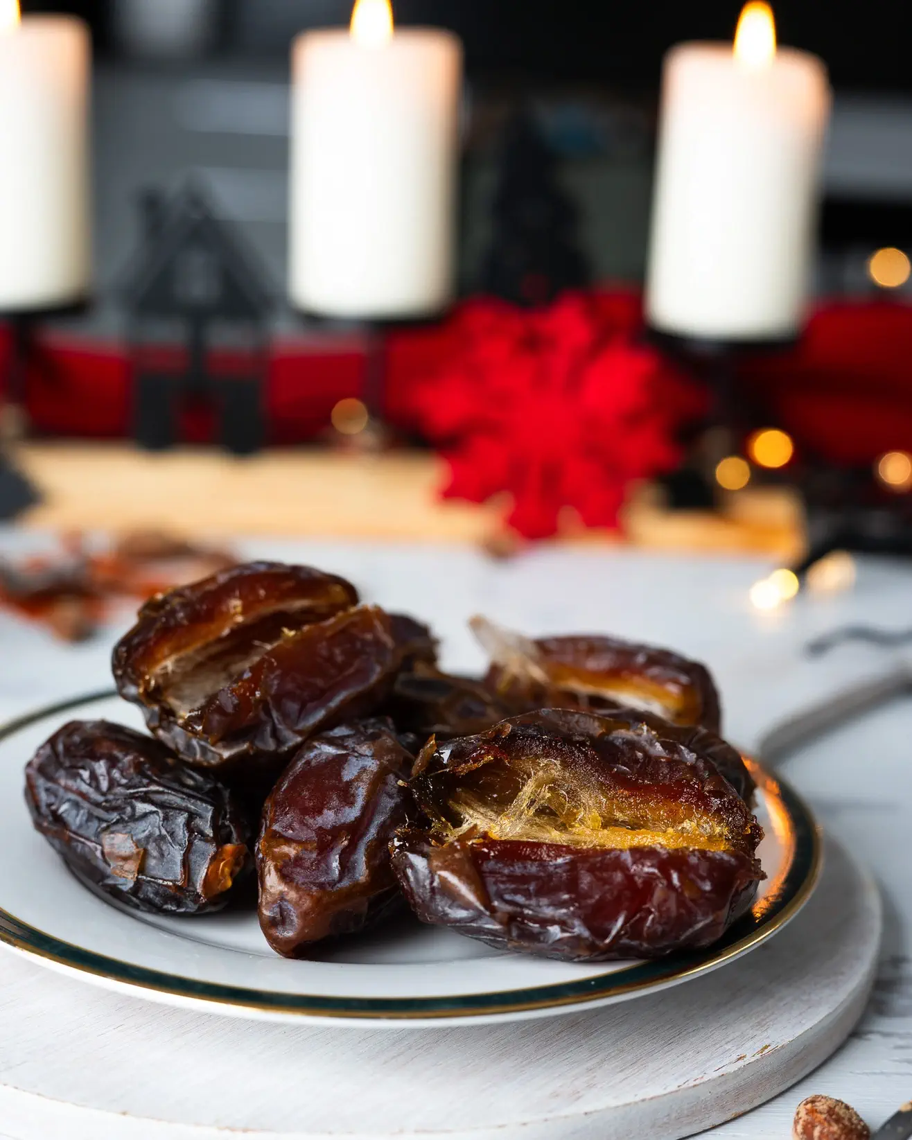 Pikantiškos įdarytos datulės su rūkytais migdolais ir sūdytu karameliniu riešutų kremu