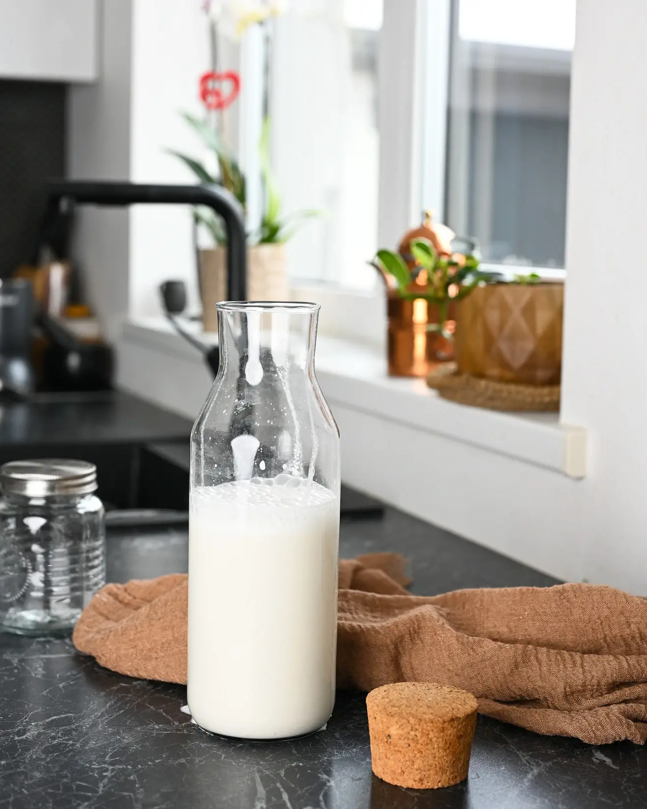 Naminis migdolų pienas ir minkšti sausainukai iš likusios migdolų masės