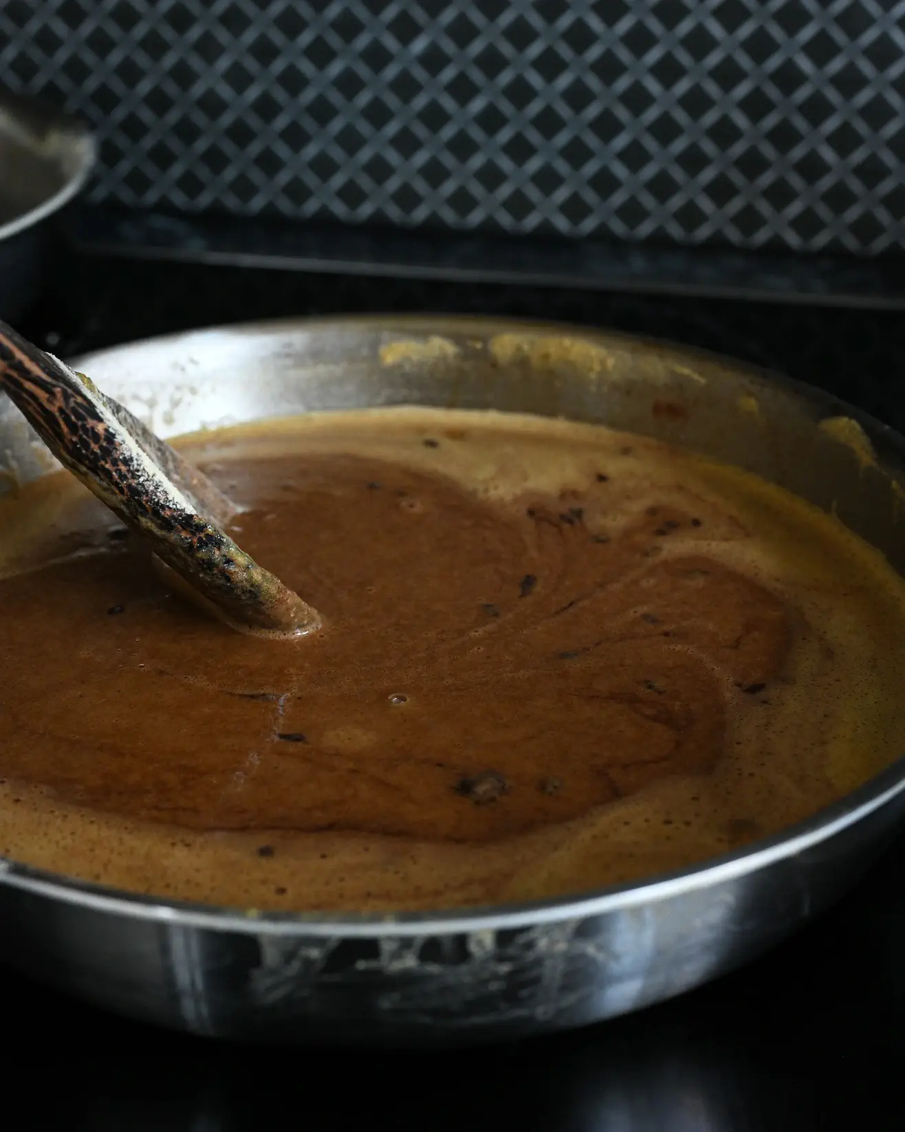 Ajurvedinis avinžirnių desertas su ghee, riešutais ir prieskoniais