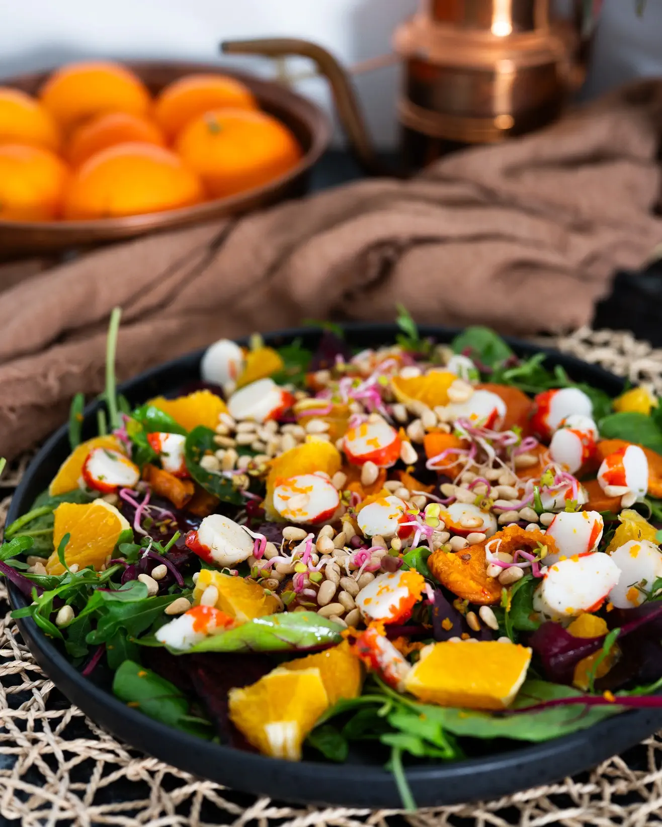 Salotos su krevetėmis, apelsinais ir keptomis daržovėmis