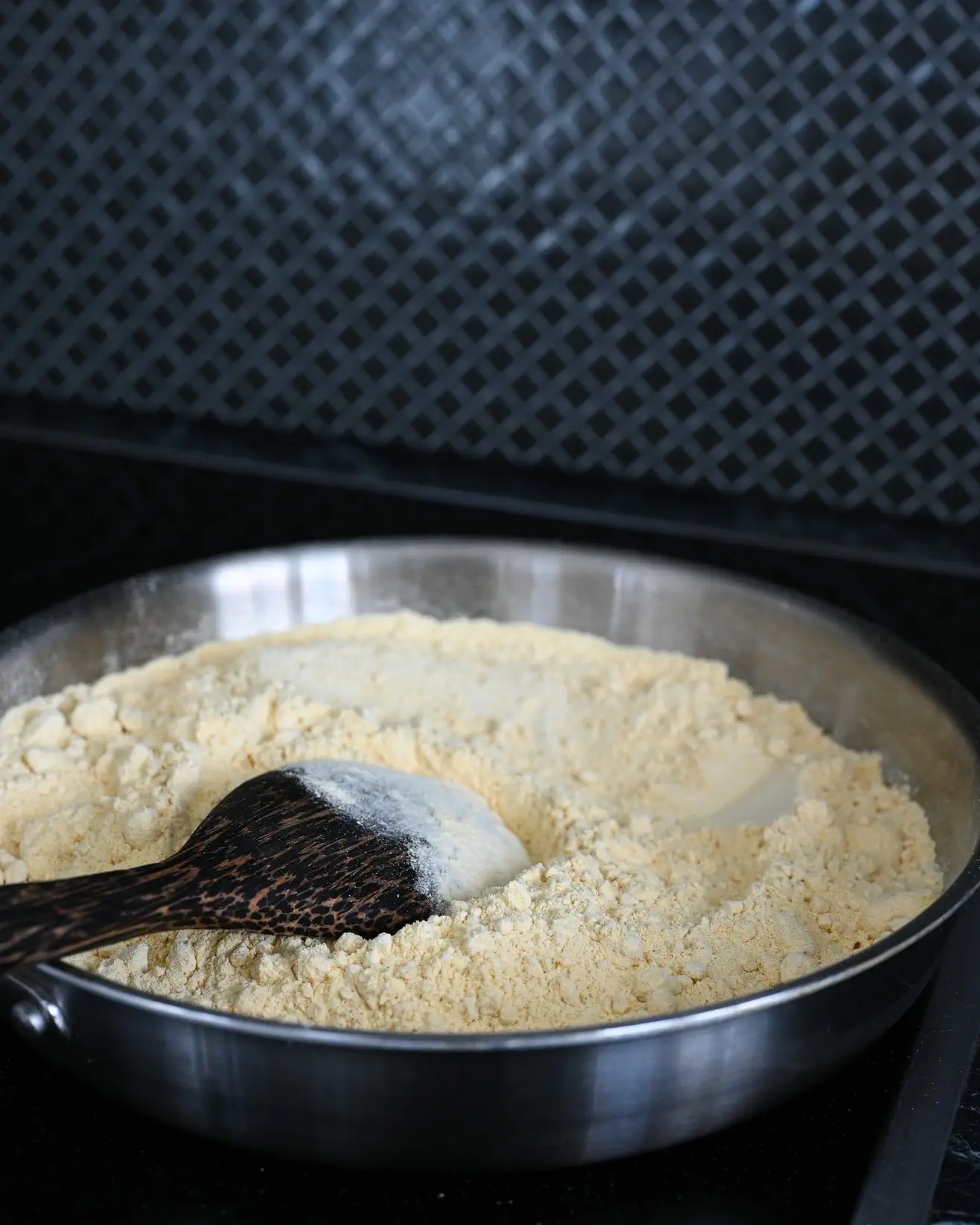 Ajurvedinis avinžirnių desertas su ghee, riešutais ir prieskoniais