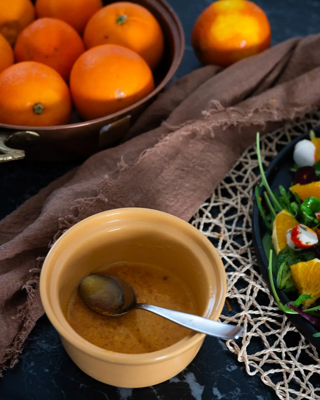 Salotos su krevetėmis, apelsinais ir keptomis daržovėmis